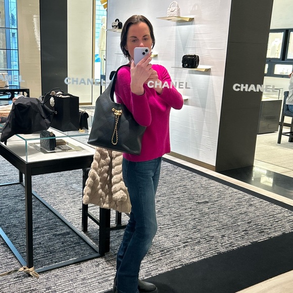 CHANEL (26P) LARGE Shopping Bag Black Calfskin & Gold-Tone Metal - Picture 17 of 17